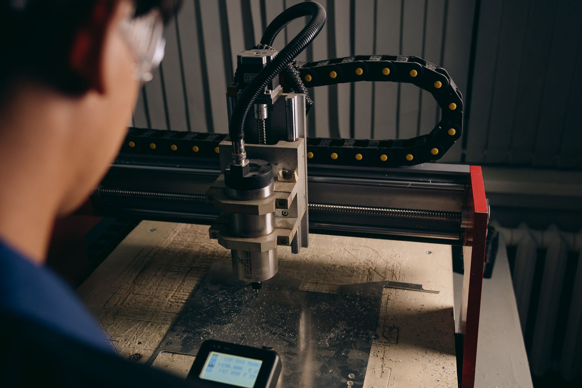 CNC-Fachkraft an einer Werkstattmaschine
